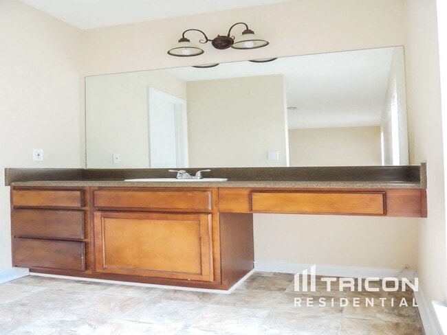 Building Photo - 1027 Mainstreet Lake Dr