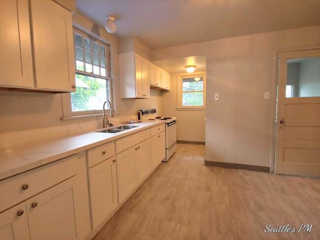 Building Photo - 843 NE 56th St