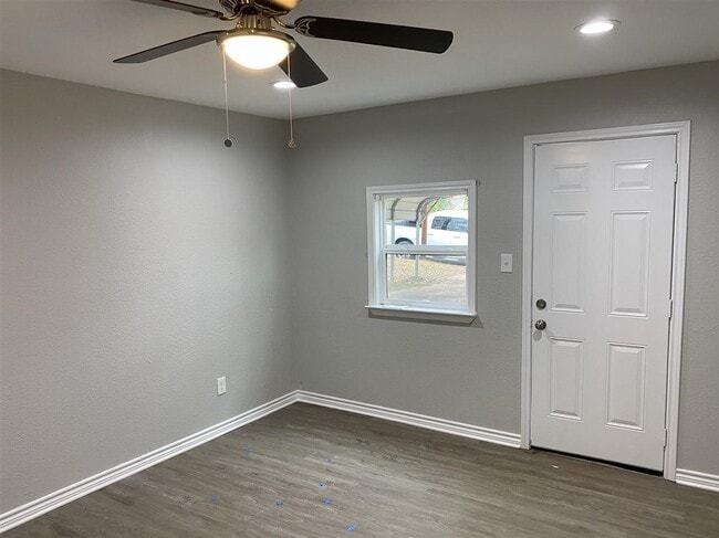 Building Photo - 2315 Mimosa Dr
