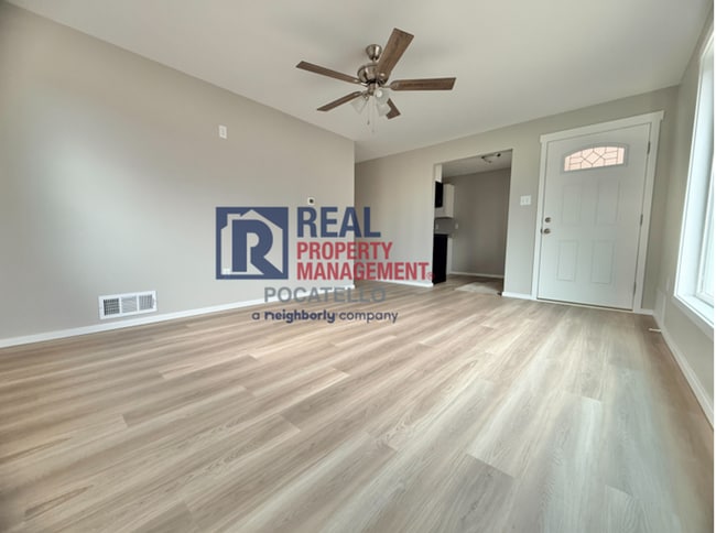 Building Photo - 3 Bedroom 1 Bath Apartment - newly remodeled