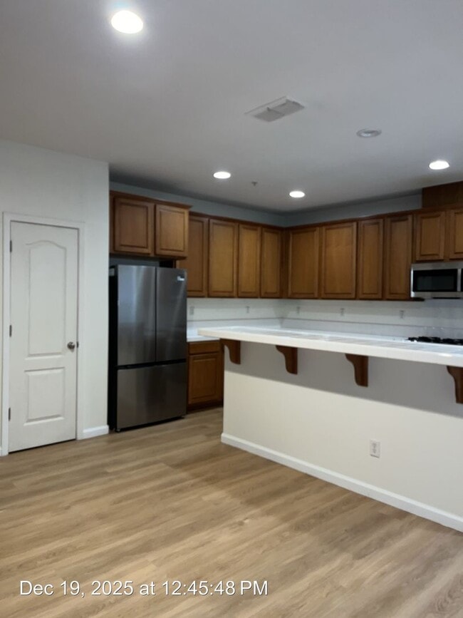 Building Photo - 3 Bed, 2½ Bath Two Story Condo in Natomas' Hampton Village