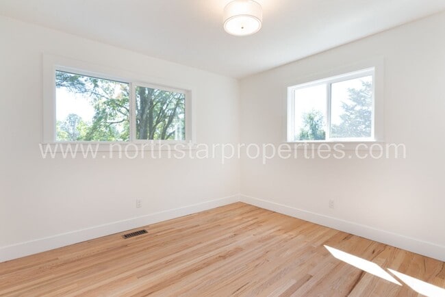 Building Photo - Exceptional Remodel Near Waluga Park