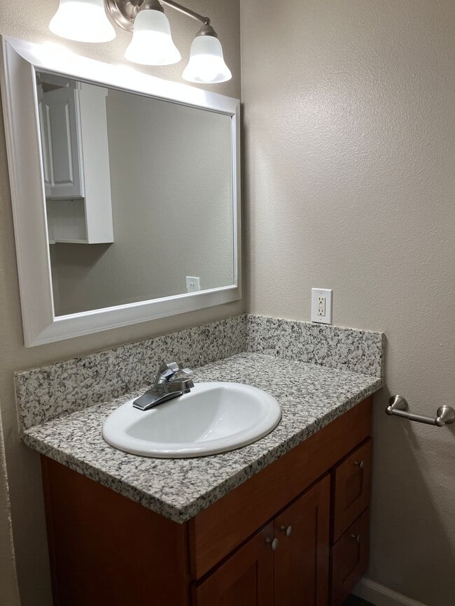 Building Photo - Townhouse, 1.5 bath, w/d in unit, private back patio, all dogs welcome!