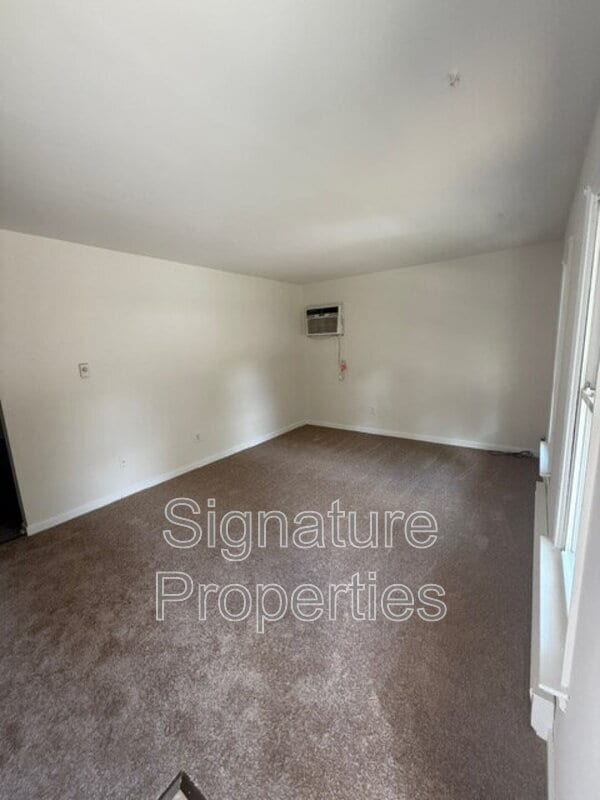Building Photo - 5054 Glen Tara Dr