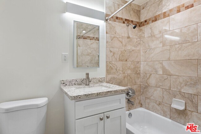 Building Photo - 2400 Vanderbilt Ln