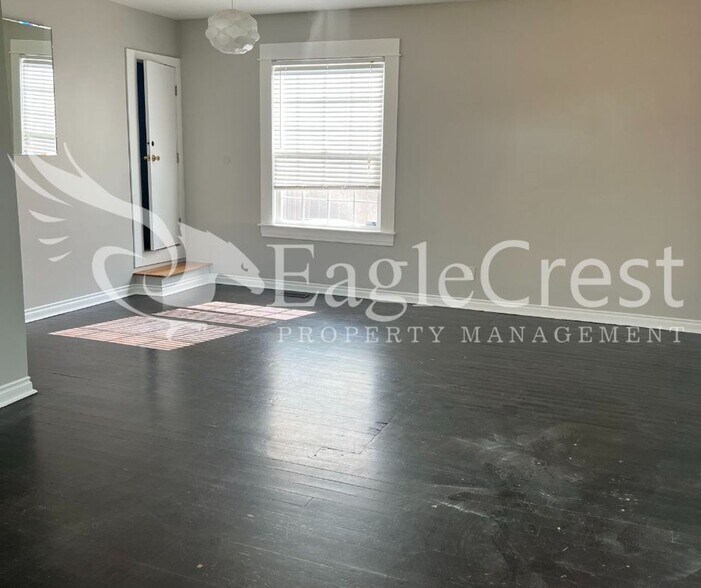 Building Photo - Charming 3BR Home with Spacious Yard & Bonus Living Space