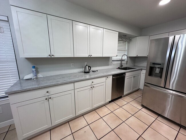 Building Photo - Convenient to Tyndall, less than a block t...