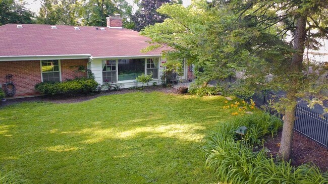 Building Photo - 337 E Blodgett Ave