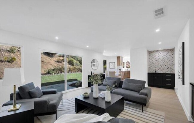 Building Photo - MOVE-IN READY 4+3 w/upgrades, great floorp...