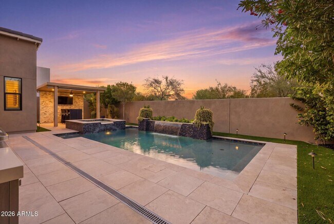 Building Photo - 1118 E Paseo Way