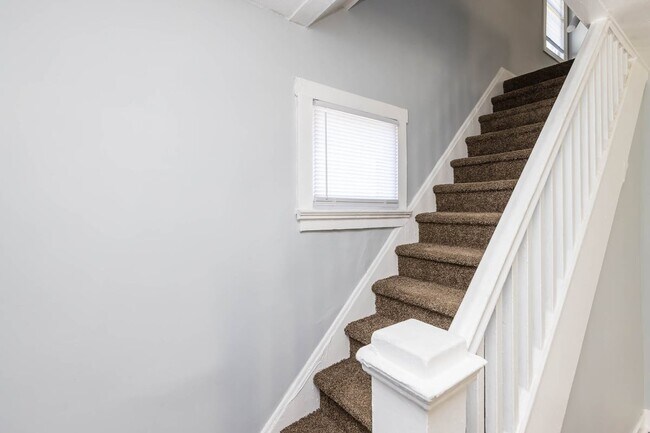 Building Photo - 482 E Jenkins Ave