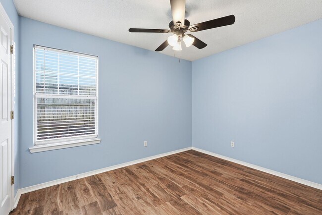 Building Photo - Home in Benton