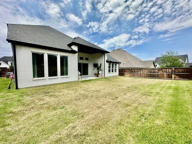 Building Photo - Stunning 4BR/3.5BA Modern Home in Walsh — Available 7/21