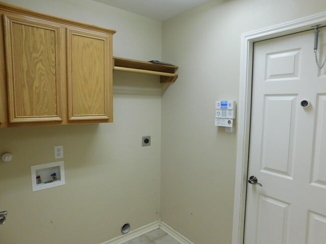 Building Photo - Spacous Southside Split Bedroom Home