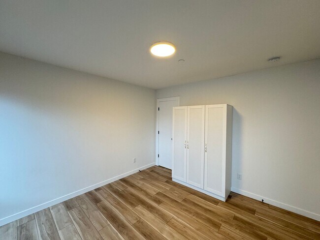 Building Photo - 3B3B cozy townhome