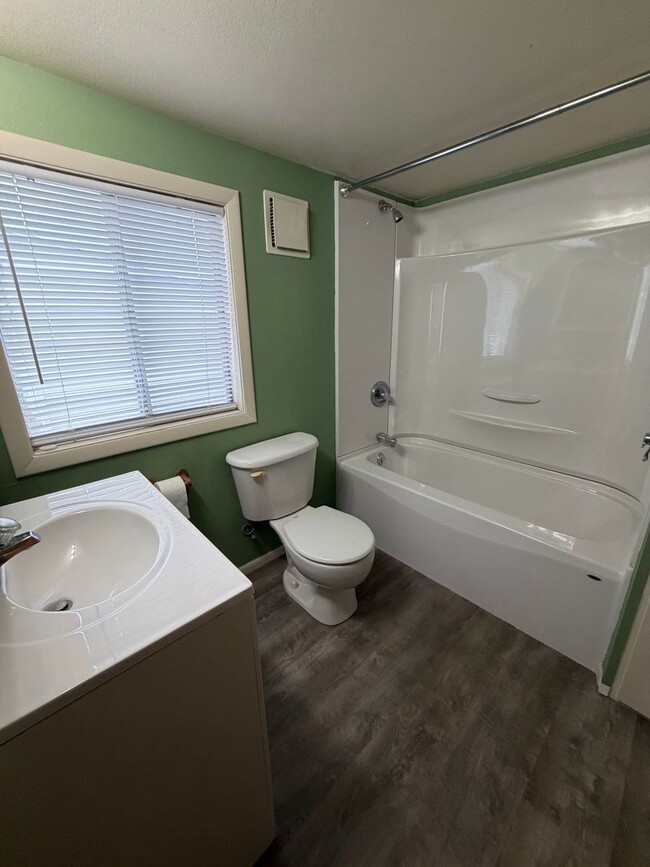 Building Photo - Newly Remodeled one bedroom house