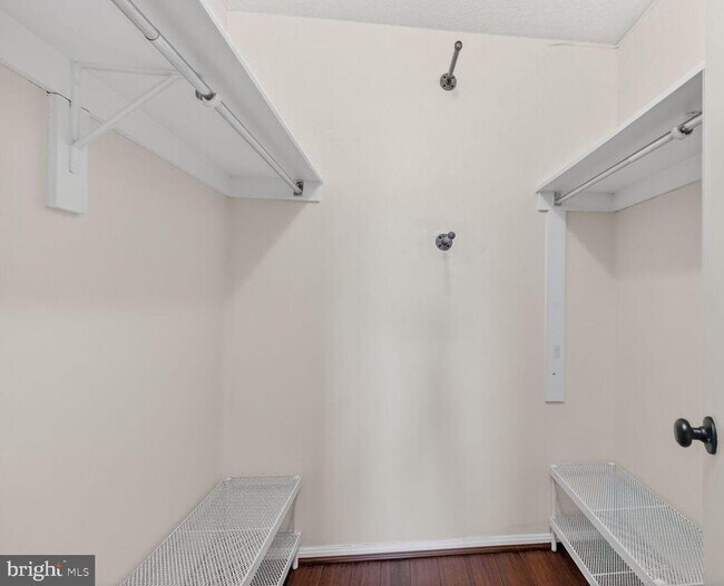 Building Photo - 307 Yoakum Pkwy