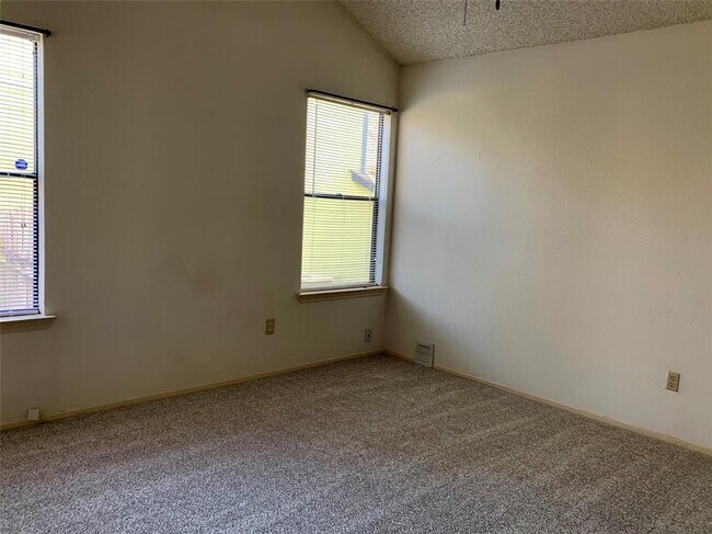 Building Photo - 2816 Norfolk Dr