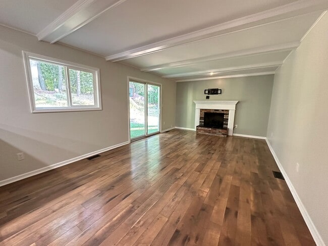 Building Photo - Large 4 bedroom ranch in Forest Hills