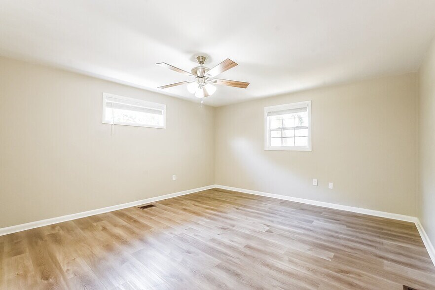 Building Photo - 104 1st St Ct