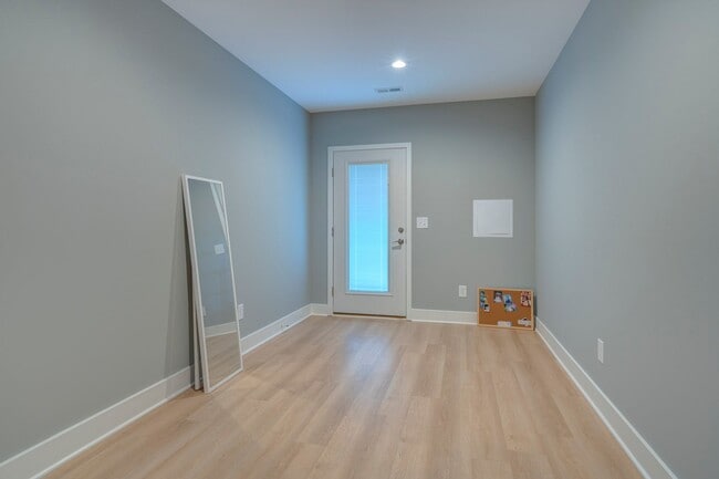 Building Photo - Spacious 4-Bedroom, 3-Story Townhome for Students - FURNISHED