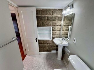 Building Photo - 503 S Pine St