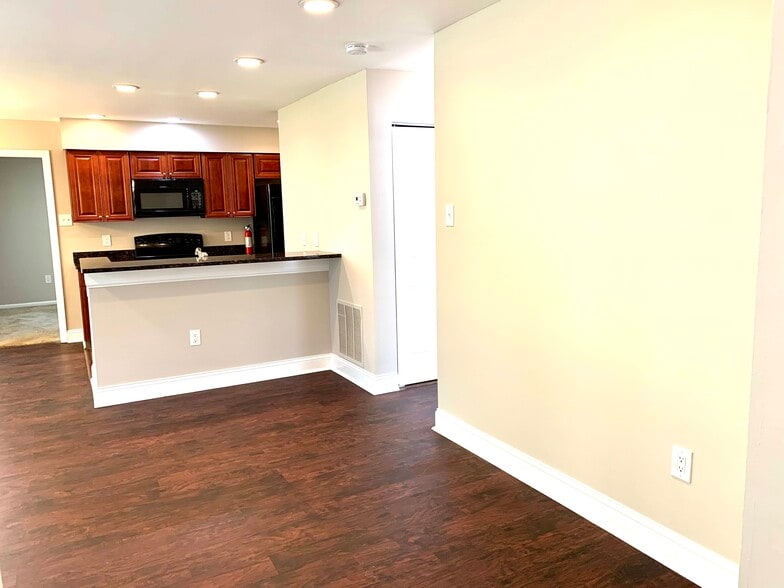 Building Photo - 1109 Foxmeadow Dr