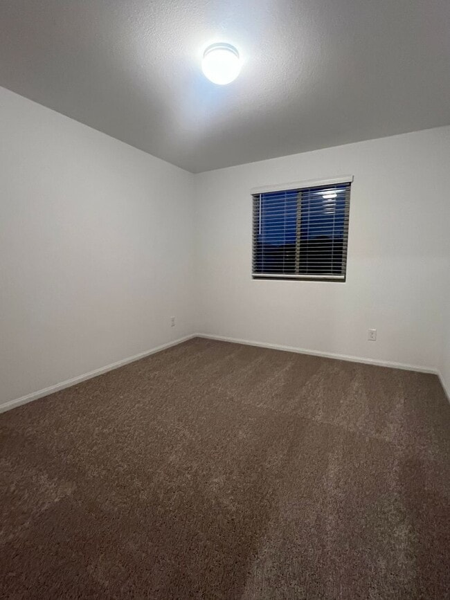 Building Photo - Move in today! 3 bed 2.5 bath 2 story beauty!