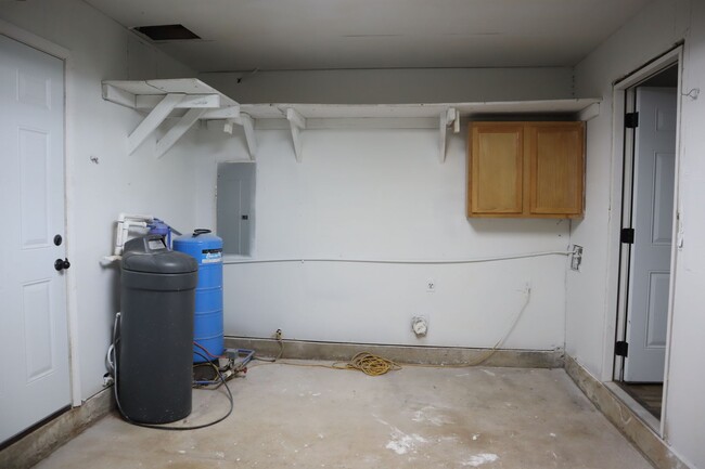 Building Photo - Charming 3 bedroom 1 bath on an Oversized lot