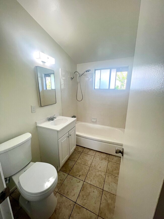 Building Photo - Conejo Park Apartments