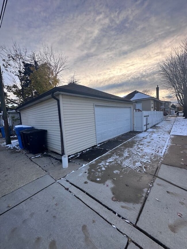 Building Photo - Clearing single family for rent