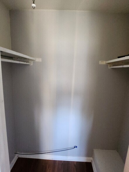 Master bedroom closet - 910 Morningside Ln