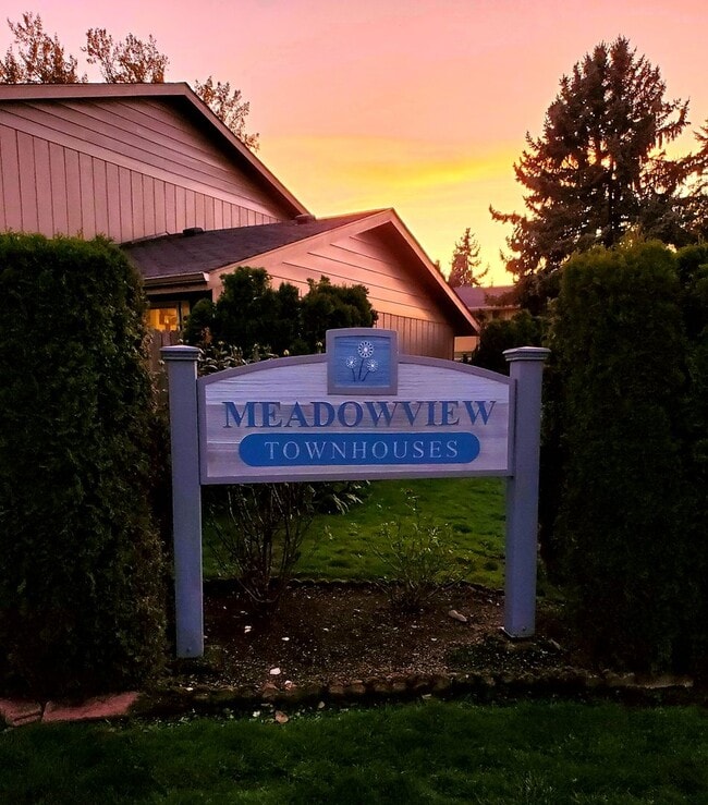 Building Photo - Fully Remodeled 2 Bedroom Townhome!