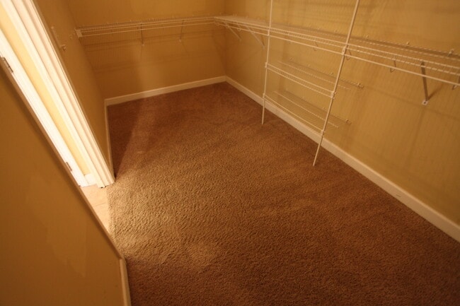 Building Photo - Beautiful 3bed/2bath residential home available in August!