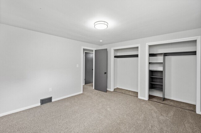 Building Photo - Stunning 3 bed, 2 bath home in East Hills available August 1!