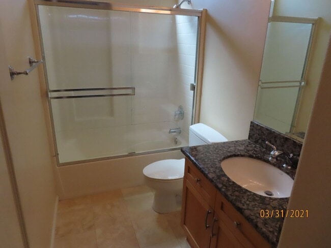 Building Photo - Two Bedroom 2.5 bath Townhome in South Par...