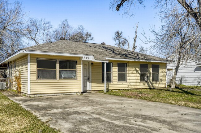 Building Photo - 315 Acacia St