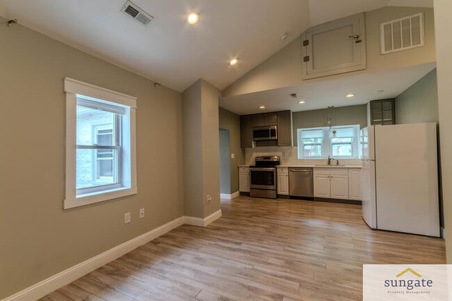 Building Photo - 624 Military Ave