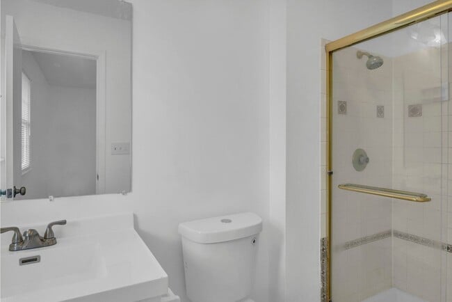 Building Photo - 405 S Montclaire Dr