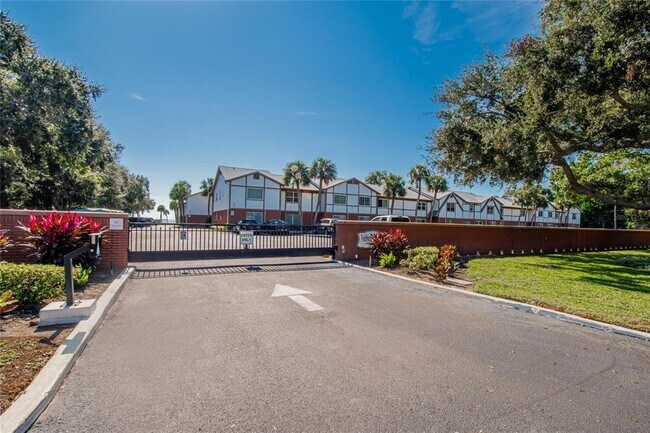 Building Photo - 650 Pinellas Point Dr S