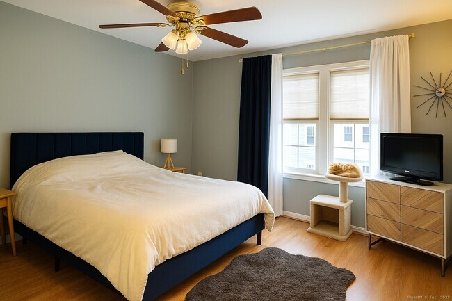 Building Photo - 48 Strawberry Hill Ave