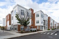 Building Photo - 60 Cross St E