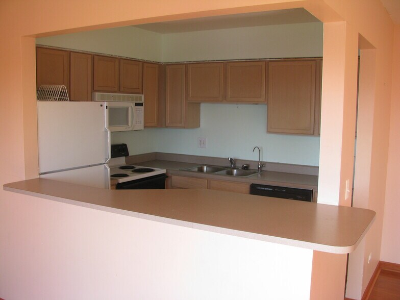 Building Photo - 985 S Court of Shorewood