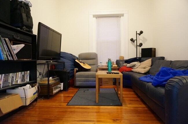 Building Photo - Large 2 bed unit on the Green Line with heat and water included!