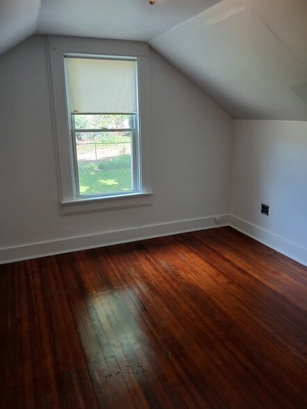 Building Photo - 293 Foxon Rd