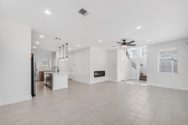 Building Photo - 24011 Breezy Bank Trl