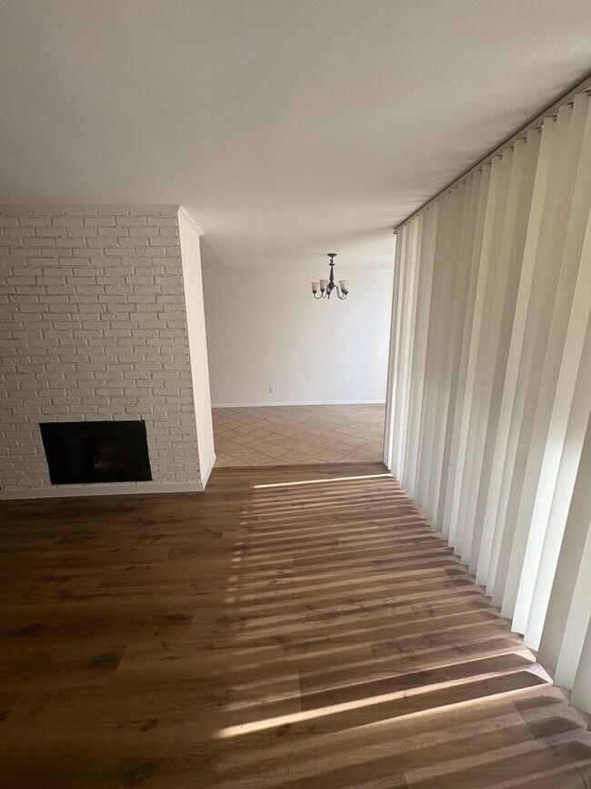 Building Photo - Spacious 2-Bed, 2-Bath Condo in Prime Culver City Location – Freshly Updated!