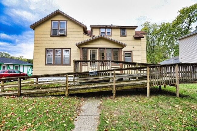 Primary Photo - 826 Pennoyer Ave