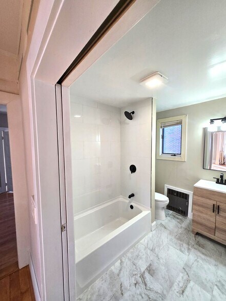 Building Photo - 848 Smith St