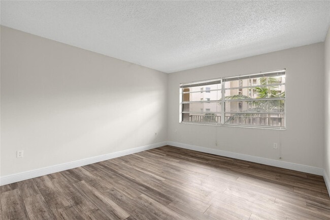 Building Photo - 3940 Inverrary Blvd